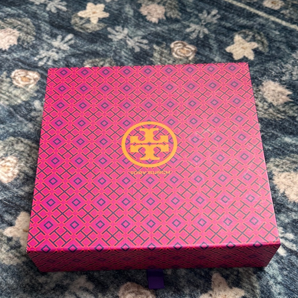 Tory Burch 1” Brown and Black Reversible Logo Belt - Picture 4 of 4